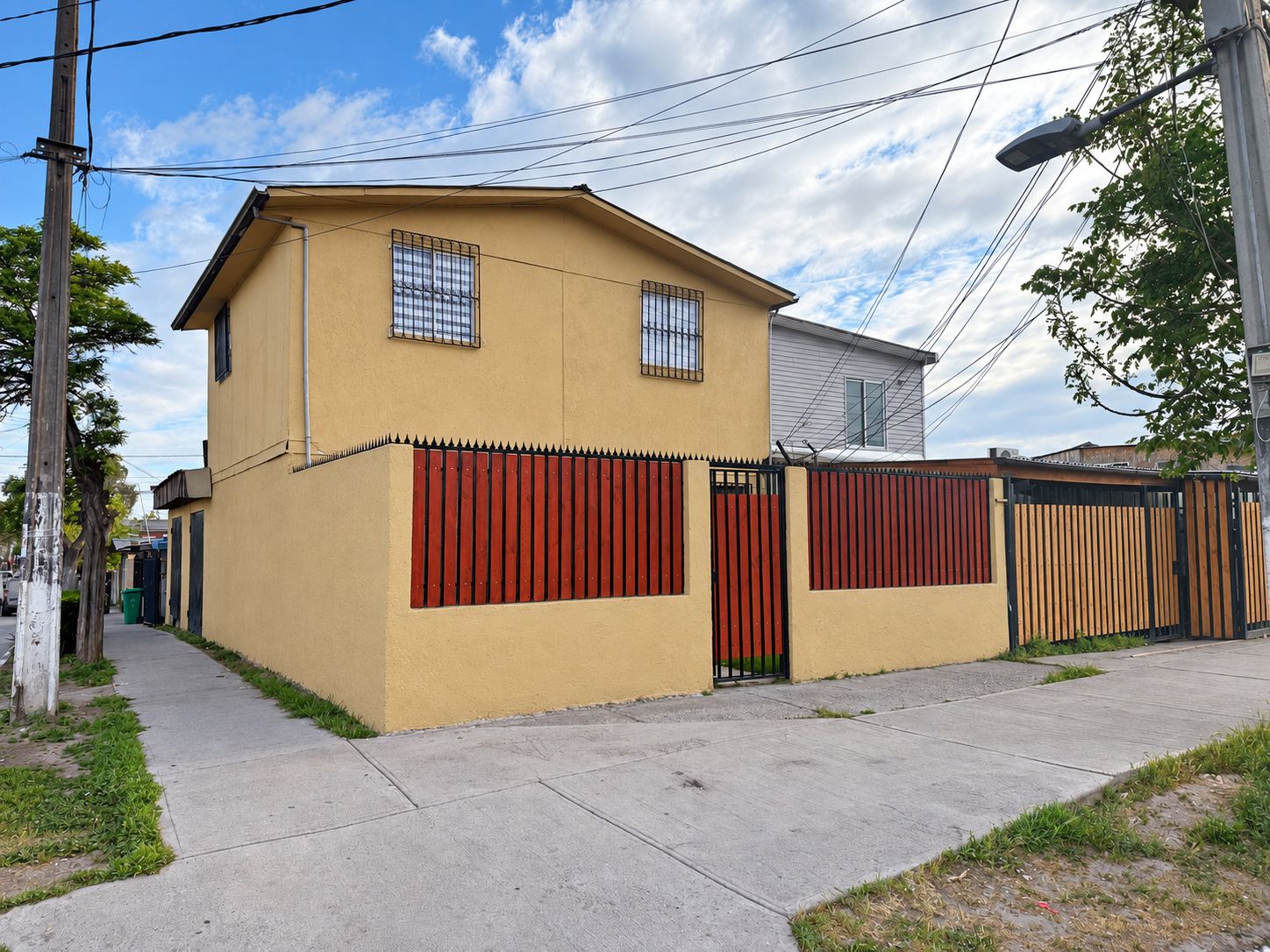 Casa con locales comerciales en San Bernardo
